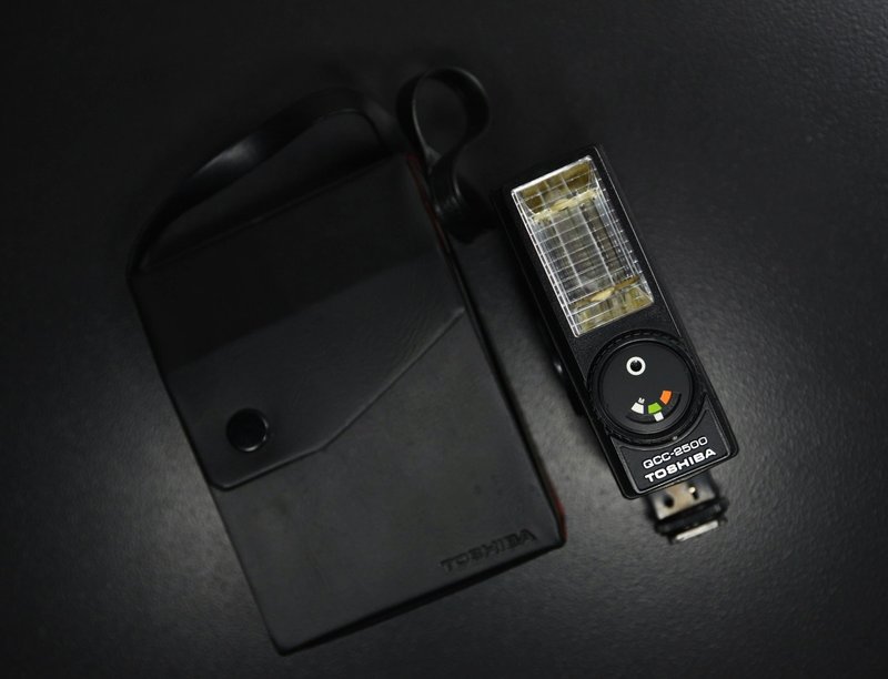 【經典古物】東芝 Toshiba QCC-2500 附原廠套 復古 閃光燈 - 相機/拍立得/底片相機 - 其他材質 
