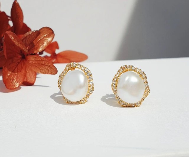 Keshi pearl earring surrounded by White topaz, Silver, yellow gold plated