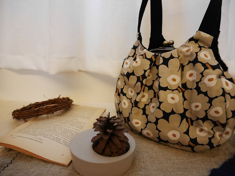 Poppy four seasons gold shoulder bag - กระเป๋าถือ - ผ้าฝ้าย/ผ้าลินิน 