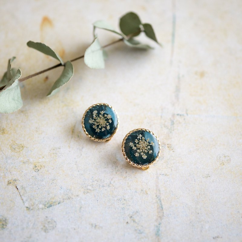 Pinkoi Limited Pressed flower earrings - ต่างหู - เรซิน สีน้ำเงิน