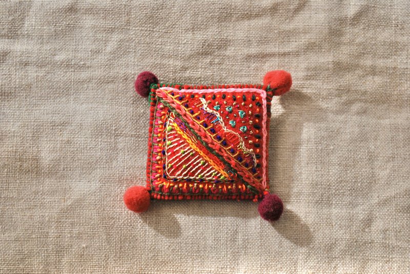 カラフル刺繍のポンポン四角ブローチ　赤系 - 胸針 - 繡線 紅色
