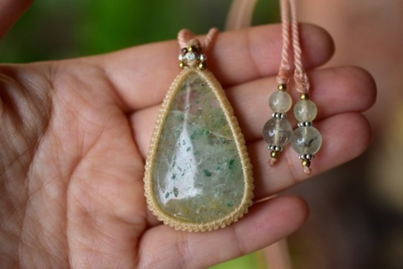 Refreshing Green Strawberry in Quartz Macrame Pendant 86 - สร้อยคอ - คริสตัล สีเขียว