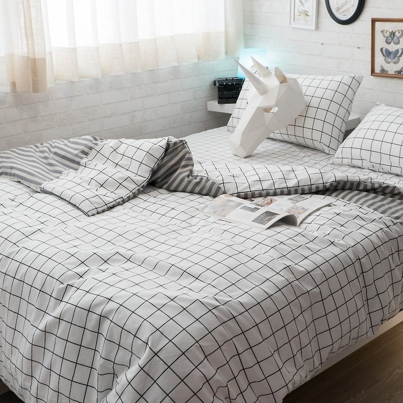 Cube & Line [Bed Bag Black and White Plaid] Four Seasons Brushed Fabric Made in Taiwan [Exceeded a Limit Set] - เครื่องนอน - เส้นใยสังเคราะห์ ขาว