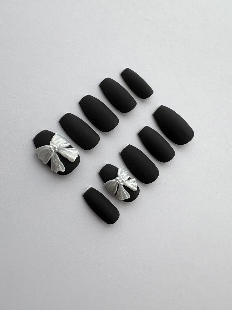 マットブラック×パールリボンの上品フリルネイル - 其他 - 塑膠 黑色