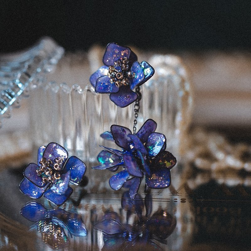 Moonlight starry sky flower ball pendant type crystal flower resin asymmetric earrings - ต่างหู - เรซิน สีม่วง