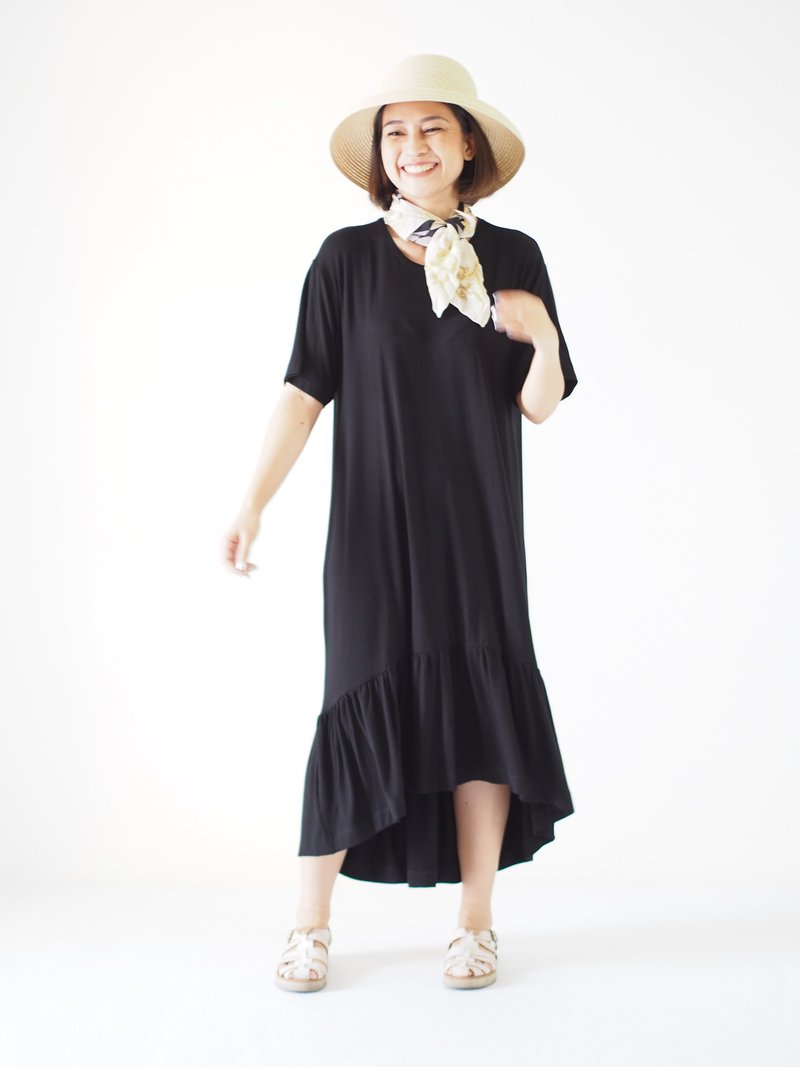 ByTheSea Frill Curve Hem Dress - Black - 洋裝/連身裙 - 棉．麻 黑色
