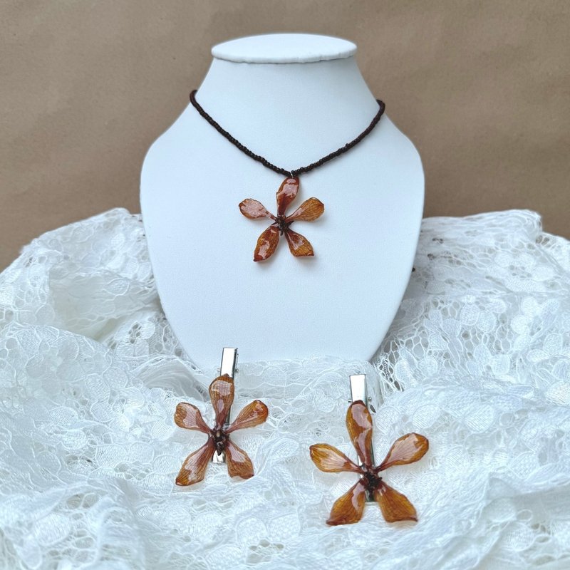 Set Redwood orchid flower necklace and pair of hair clips - 項鍊 - 植物．花 咖啡色