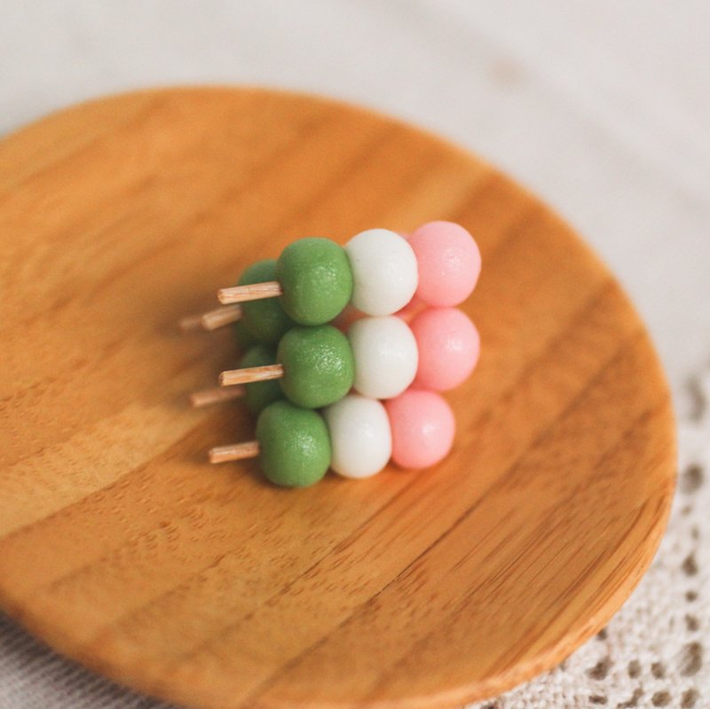 Hanami dumplings three-color dumplings earrings jewelry simulated food Hanami 団子 - ต่างหู - ดินเหนียว หลากหลายสี