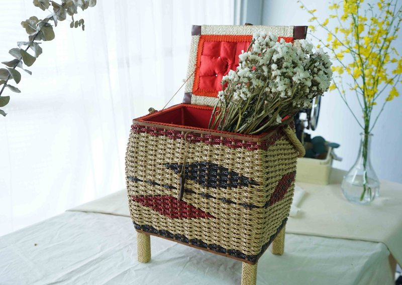 Japanese groceries - Showa era handmade rattan flower weaving tall hand-held antique sewing storage box - กล่องเก็บของ - วัสดุอื่นๆ สีกากี