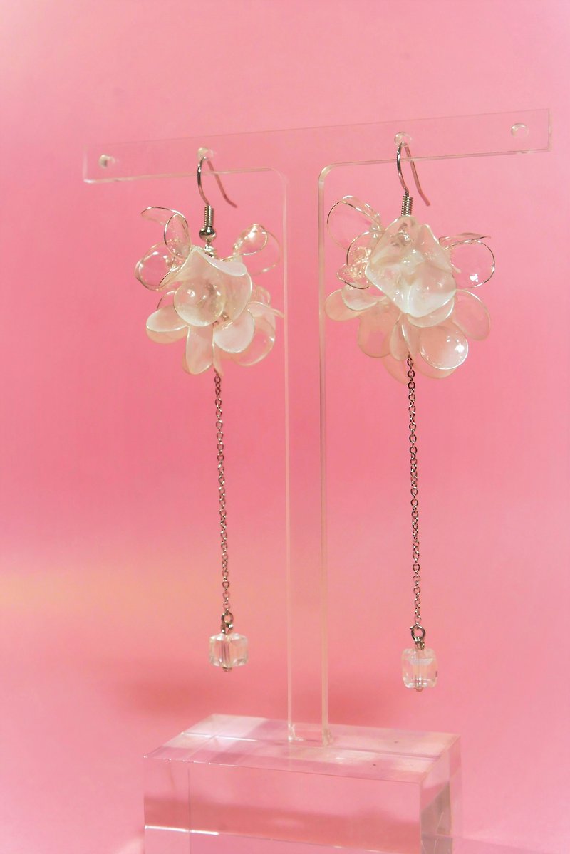 Hydrangea bud series NO.86 transparent white hydrangea / crystal flower resin ea - Earrings & Clip-ons - Resin 