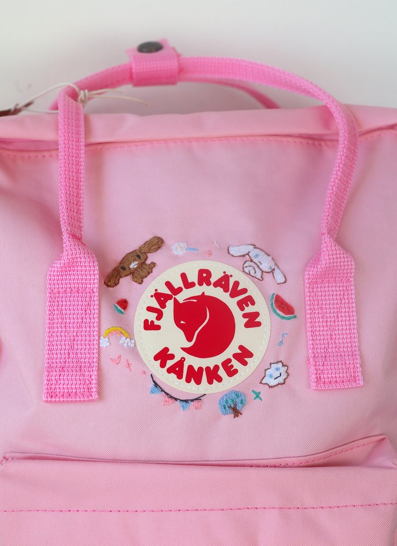 Big-eared dog//kanken Classic pink bag - กระเป๋าเป้สะพายหลัง - เส้นใยสังเคราะห์ สึชมพู