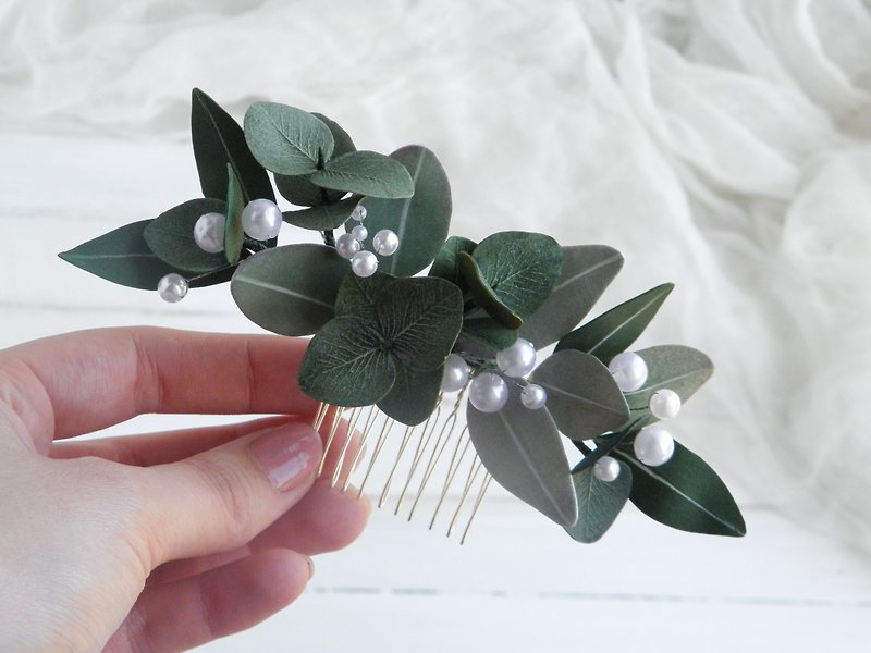 Pearl greenery hair comb eucalyptus Wedding hair piece floral headpiece - เครื่องประดับผม - วัสดุอื่นๆ ขาว
