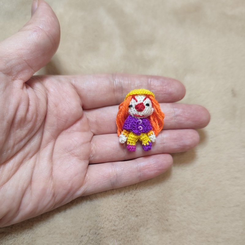 Miniature clown crochet. Micro clown dollhouse. 微型小丑 - ตุ๊กตา - ผ้าฝ้าย/ผ้าลินิน หลากหลายสี