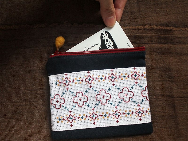 -Cross-stitch pouch - |Storage|Handmade|Cross-stitch|Travel|Gift - กระเป๋าเครื่องสำอาง - ผ้าฝ้าย/ผ้าลินิน หลากหลายสี