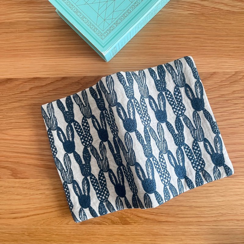 mina perhonen pomppia  うさぎ　刺繍 書衣　A6  ブックカバー　日本制作 - 書衣/書套 - 棉．麻 卡其色