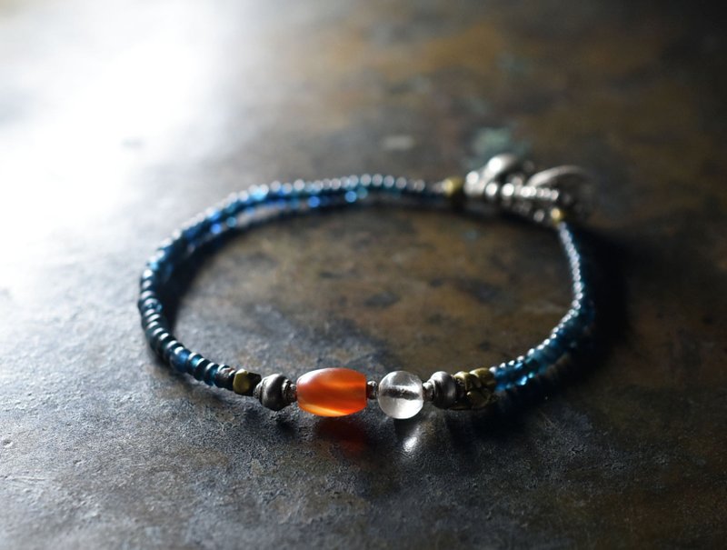 A delicate bracelet made of Indigo blue mix antique beads, Shan carnelian, ancient crystal, old Indian Silver charm, old Chin Silver and Orissa brass. - สร้อยข้อมือ - แก้ว สีน้ำเงิน