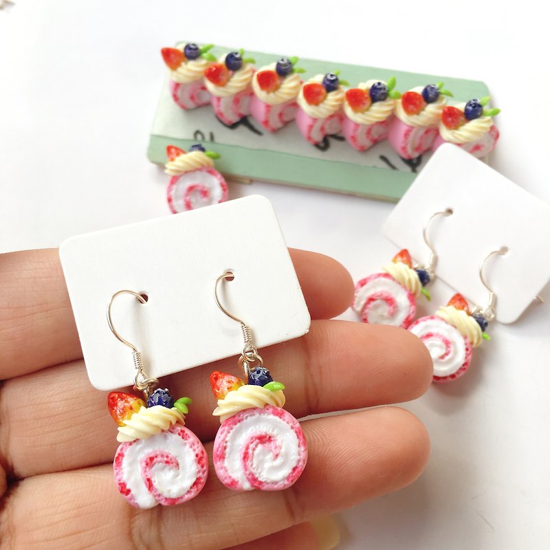 Strawberry cake volume 925 Silver earrings Miniature strawberry Swiss Roll Earring - Earrings & Clip-ons - Clay 