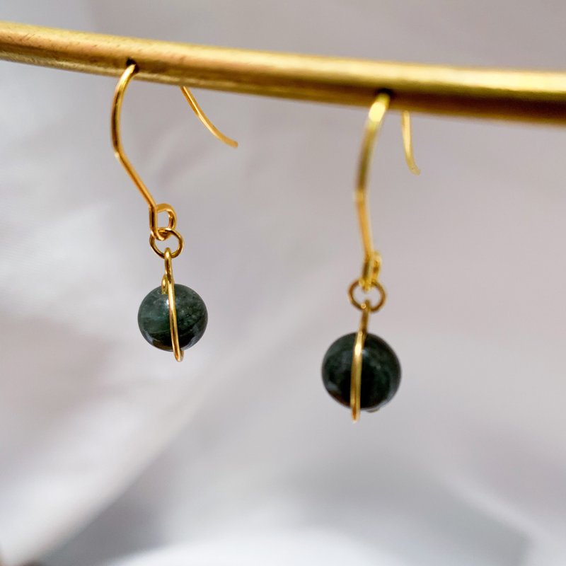 簡約手製綠草玉耳環 - 耳環/耳夾/耳骨夾 - 水晶 綠色