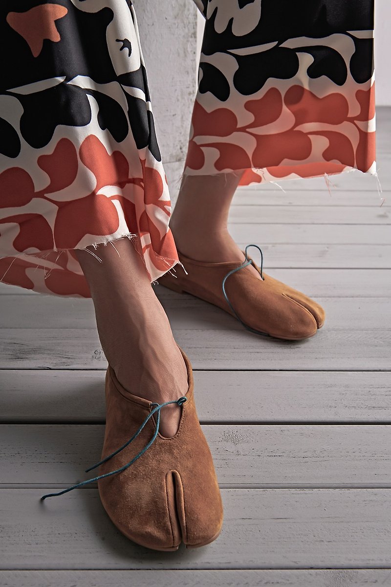 Split toe flats - รองเท้าลำลองผู้หญิง - หนังแท้ หลากหลายสี