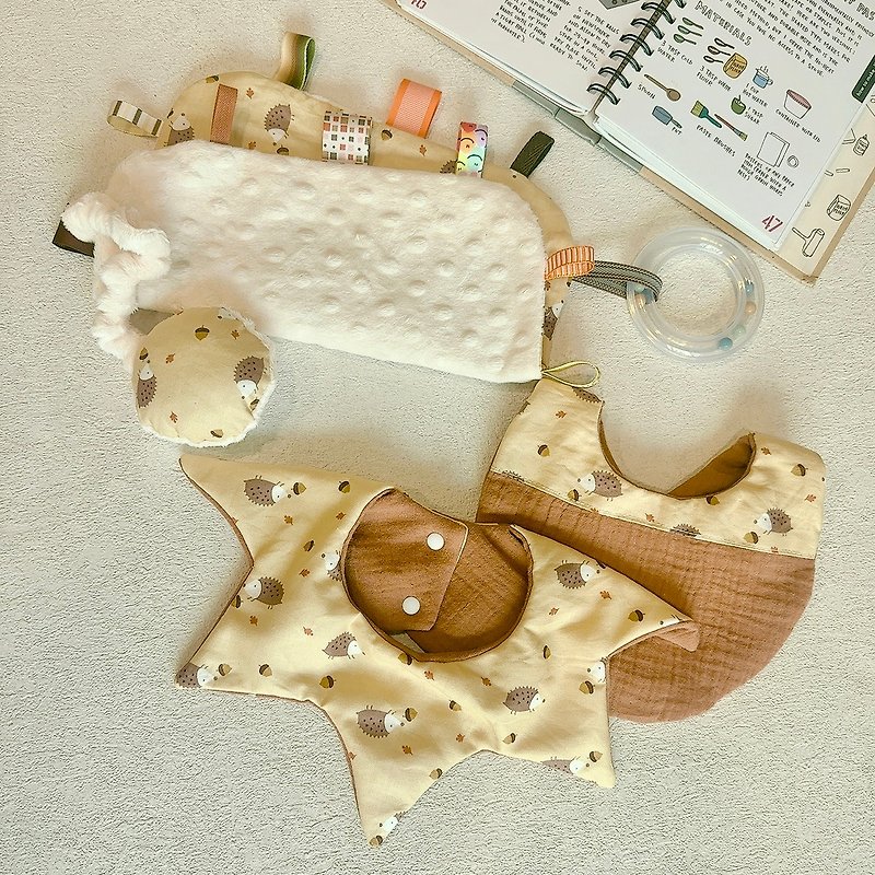 Hedgehog gift box, baby gift l comfort towel l bib bag - Baby Gift Sets - Cotton & Hemp 