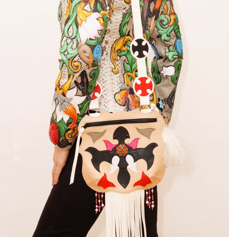 Genuine leather crossbody bag with fringe and decor, appliques, lama fur pompom - กระเป๋าแมสเซนเจอร์ - หนังแท้ หลากหลายสี