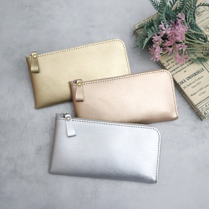 A small, slim long wallet that fits bills perfectly. Small, functional, and easy to use. Ultra-lightweight and made from high-quality vegan leather that is resistant to water and scratches. - กระเป๋าสตางค์ - วัสดุอื่นๆ สึชมพู