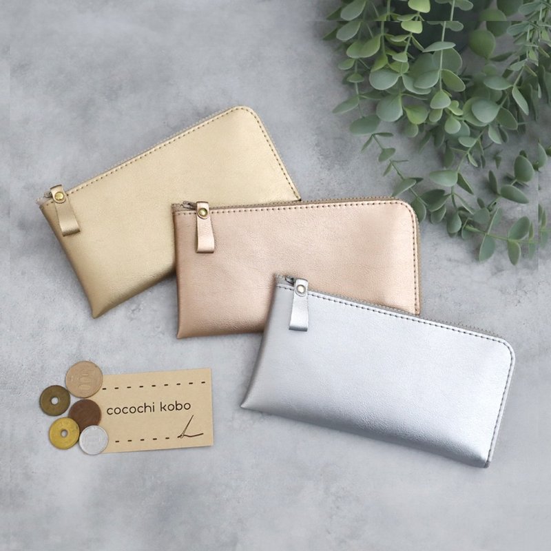 A small, slim long wallet that fits bills perfectly. Small, functional, and easy to use. Ultra-lightweight and made from high-quality vegan leather that is resistant to water and scratches. - กระเป๋าสตางค์ - วัสดุอื่นๆ สึชมพู