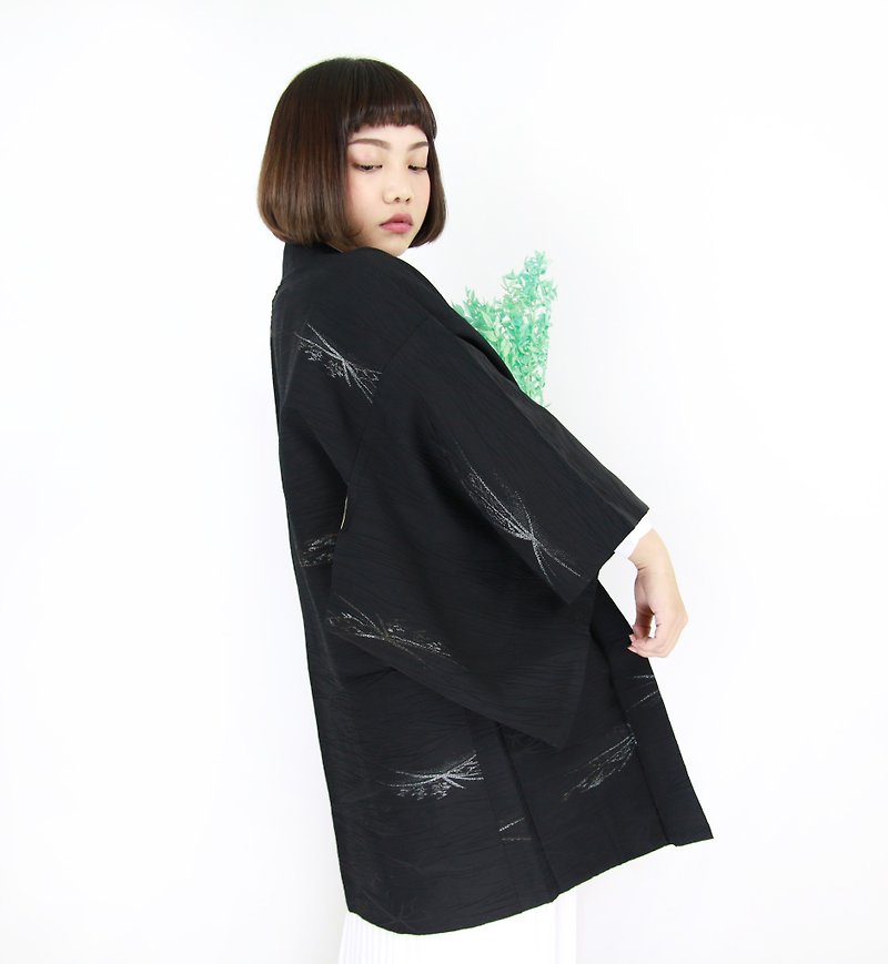 Back to Green::日本帶回和服 羽織 壓紋 金蔥刺繡 //男女皆可穿// 內裡泛黃不影響穿搭vintage kimono (KI-134) - 外套/大衣 - 絲．絹 