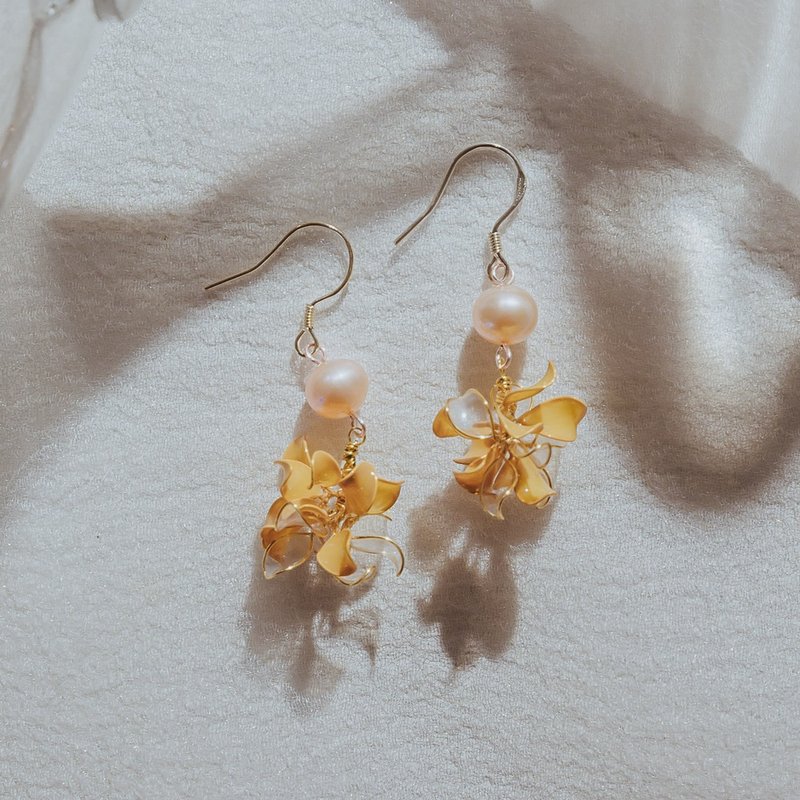 【Bouquet-Gentle Apricot】Dangling Earrings | Crystal Flower Jewelry - ต่างหู - เรซิน สีเหลือง