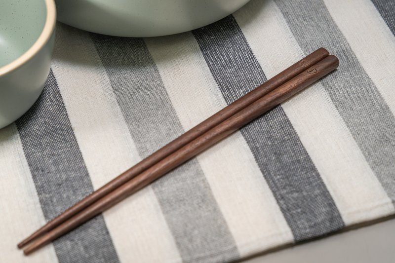 Islandoffer Creative solid wood black walnut chopsticks 1 pair (1 pc) - ตะเกียบ - ไม้ 