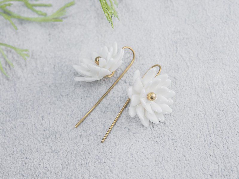 Mum ~ white porcelain flower hook earring ~ size S. - 耳環/耳夾 - 陶 白色
