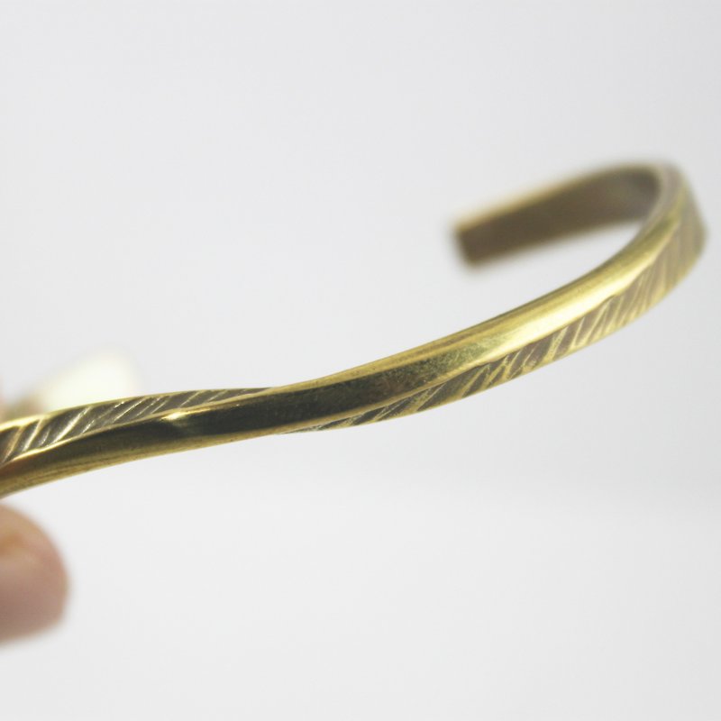 Large infinite fine twill forged brass bracelet - Bracelets - Other Metals Yellow
