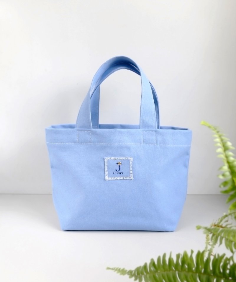 【Hydrangea Blue】Handbag (custom embroidery with 26 English characters) / Eco-friendly lunch bag - กระเป๋าถือ - ผ้าฝ้าย/ผ้าลินิน สีน้ำเงิน