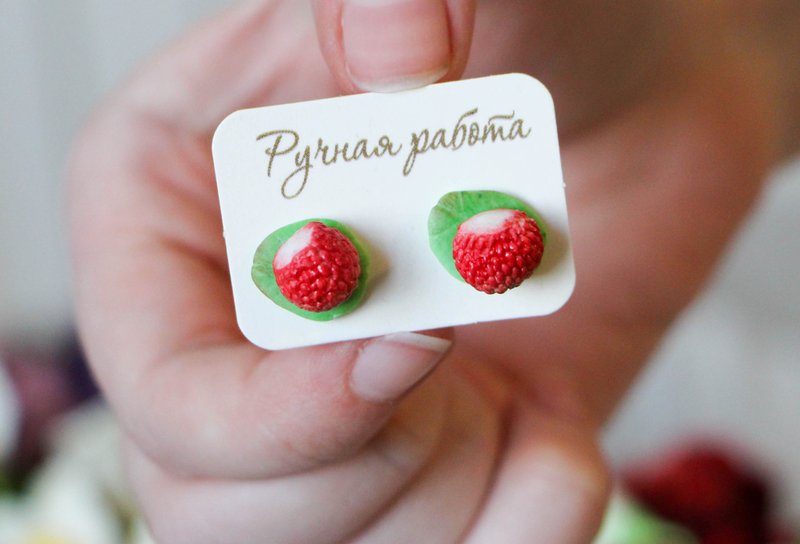 Strawberry stud earrings Berry earrings Gift for a vegan Handmade - 耳環/耳夾/耳骨夾 - 黏土 紅色