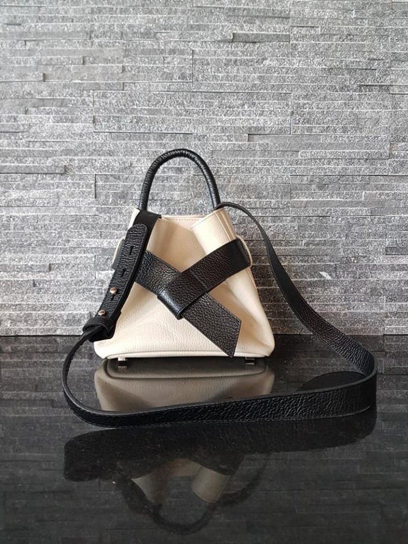 BABY KANGAROO (Oreo) 皮革水桶包 - 側背包/斜孭袋 - 真皮 黑色