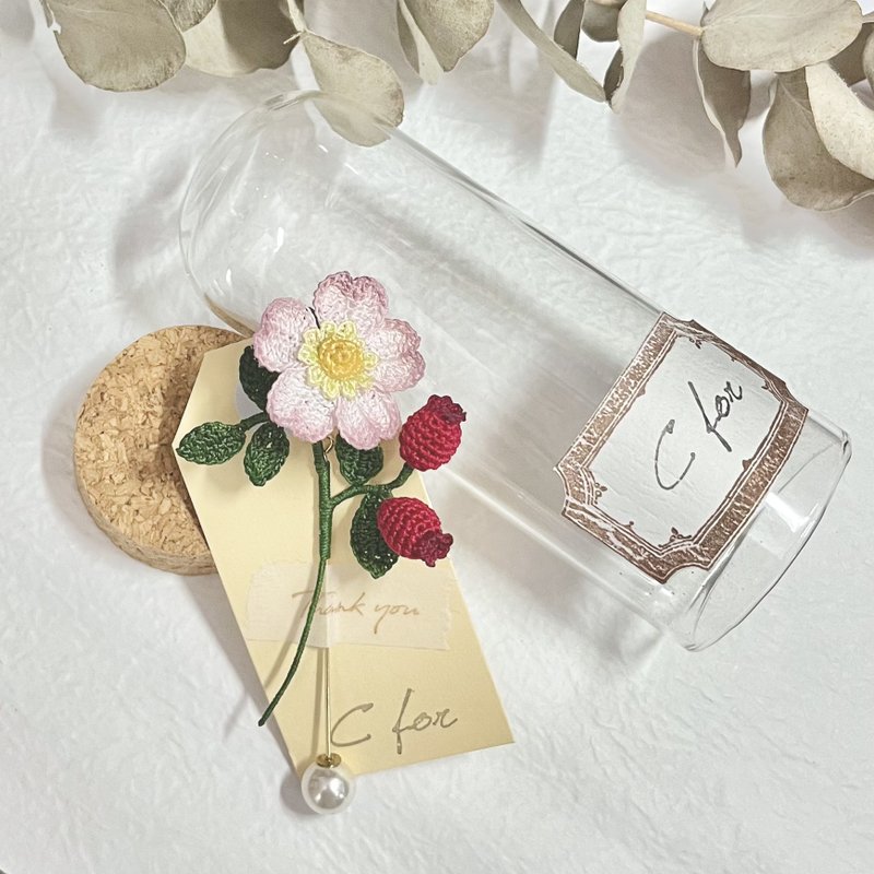 Dog Rose • 犬蔷薇 鉤花編織 微鉤織 胸針襟花 瓶中花 裝飾 擺設 - 胸針 - 棉．麻 粉紅色
