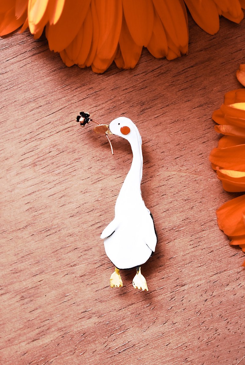 找到一朵花的鴨 她和她的動物朋友Vol.2 #LUNALUNAisdreaming - 胸針 - 銅/黃銅 白色