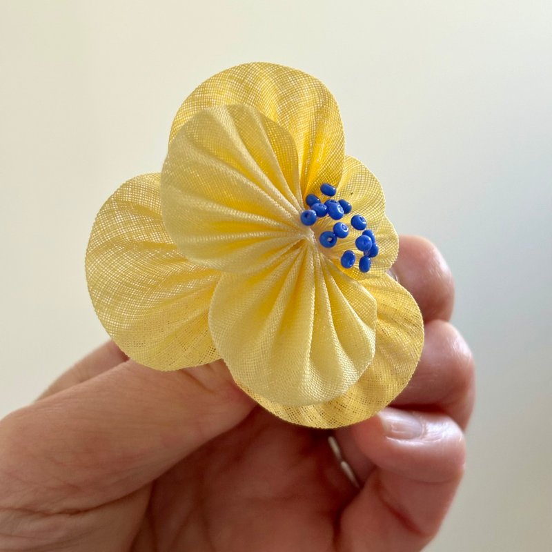 flower fly【creamyellow×blue】 - Earrings & Clip-ons - Cotton & Hemp Yellow