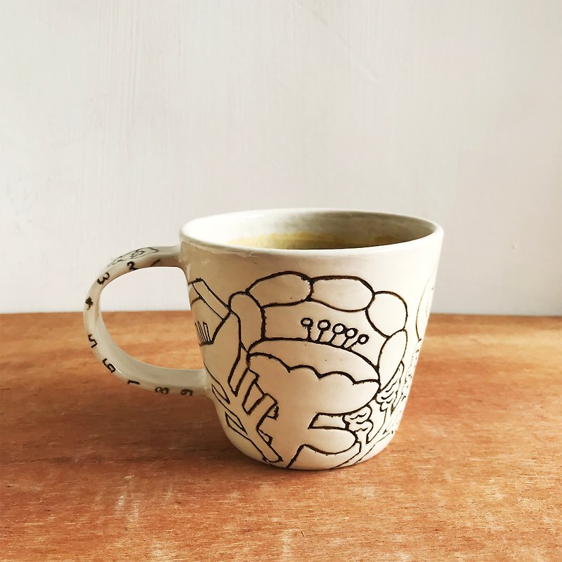 [Komaru Forest Hand Carving] Flower White Carved Pottery Coffee Cup Handle Cup Mug - แก้วมัค/แก้วกาแฟ - ดินเผา ขาว