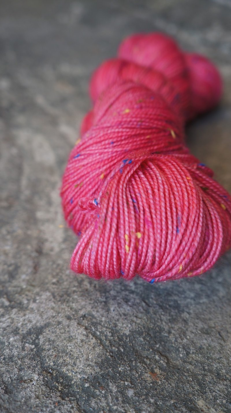 手染線。桃紅(結粒) - 編織/刺繡/羊毛氈/縫紉 - 羊毛 
