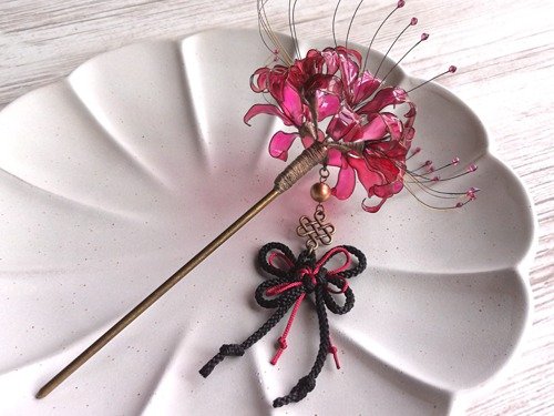 真紅】彼岸花と黒揚羽蝶のかんざし - ショップ Atelier*NAGI ヘア