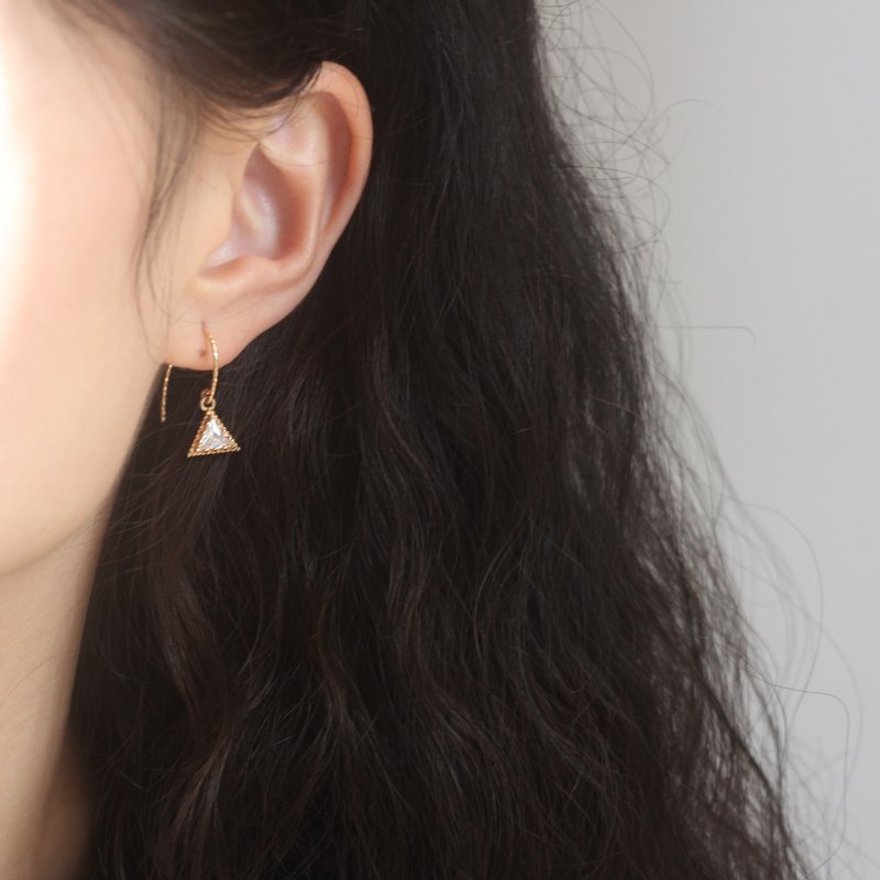 【日常に小さな彩りを】シンプル トライアングルジルコニアピアス - ピアス・イヤリング - シルバー ホワイト