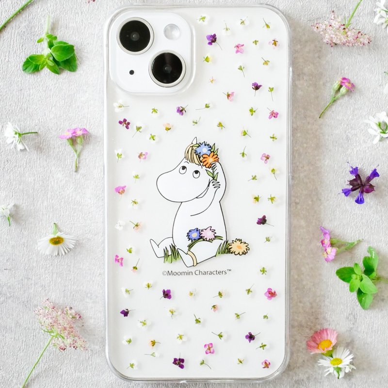 【Pinkoi x Moomin】Snorkmaiden Alyssum pressed flower iPhone case - เคส/ซองมือถือ - เรซิน หลากหลายสี