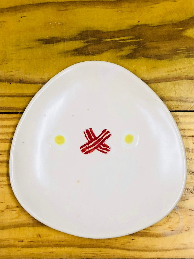 Out of print / mini bacon egg triangle plate (15cm) - จานเล็ก - ดินเผา ขาว