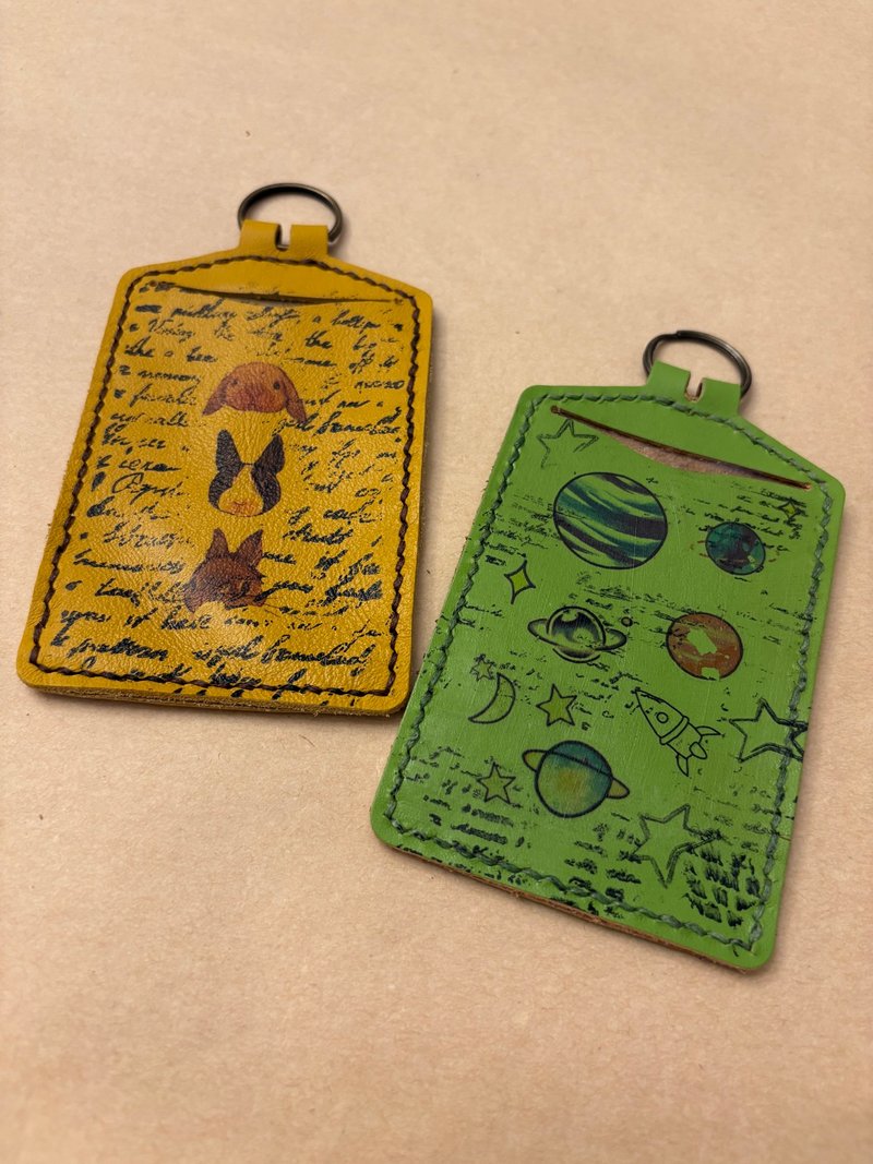 革製コラージュIDケース 猫 犬 惑星 クリスマス プレゼント交換 デコパージュ 紙アートコラージュ - 定期入れ・パスケース - 革 ブラウン