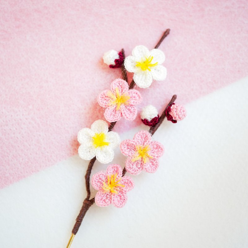 White plum and pink plum pin brooch (hat pin/handmade/lace knitting/made to order/winter/early spring/spring/ flower lover/plum) - Brooches - Thread Pink