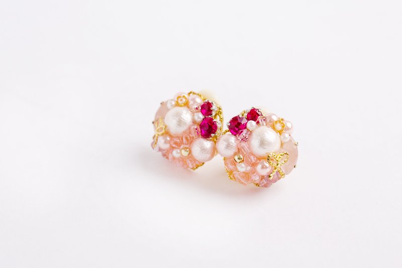 Bouquet earrings ribbon Pearl × Bijoux (earrings) pink - Earrings & Clip-ons - Other Metals White