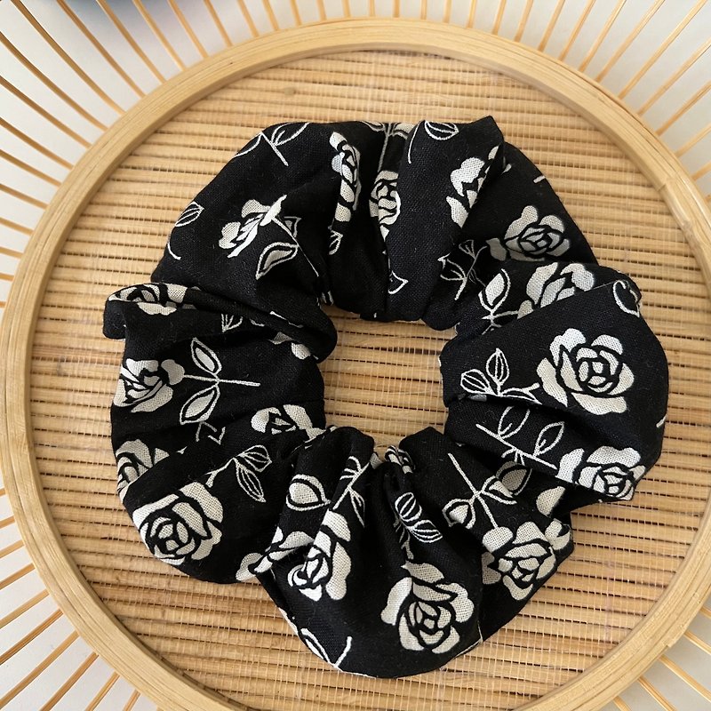 Black Bottom Flower Scrunchie - เครื่องประดับผม - ผ้าฝ้าย/ผ้าลินิน 