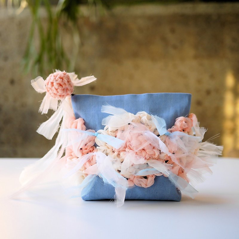 Bloom knitting Flower × denim pouch -Lovely Pastel - กระเป๋าเครื่องสำอาง - ผ้าฝ้าย/ผ้าลินิน สึชมพู