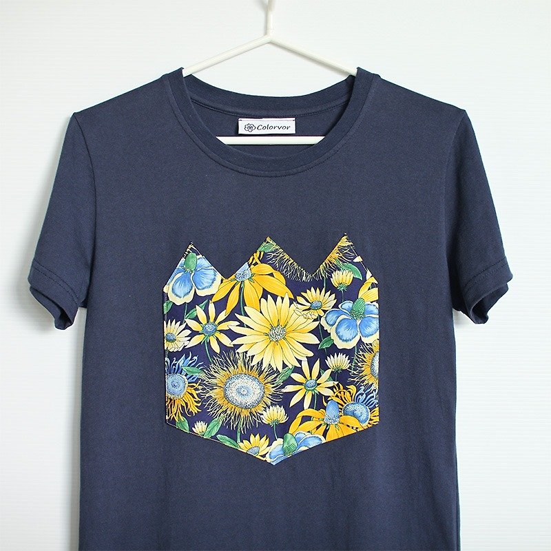 Fantasy Garden Short Sleeve T-shirt - เสื้อยืดผู้หญิง - ผ้าฝ้าย/ผ้าลินิน สีน้ำเงิน